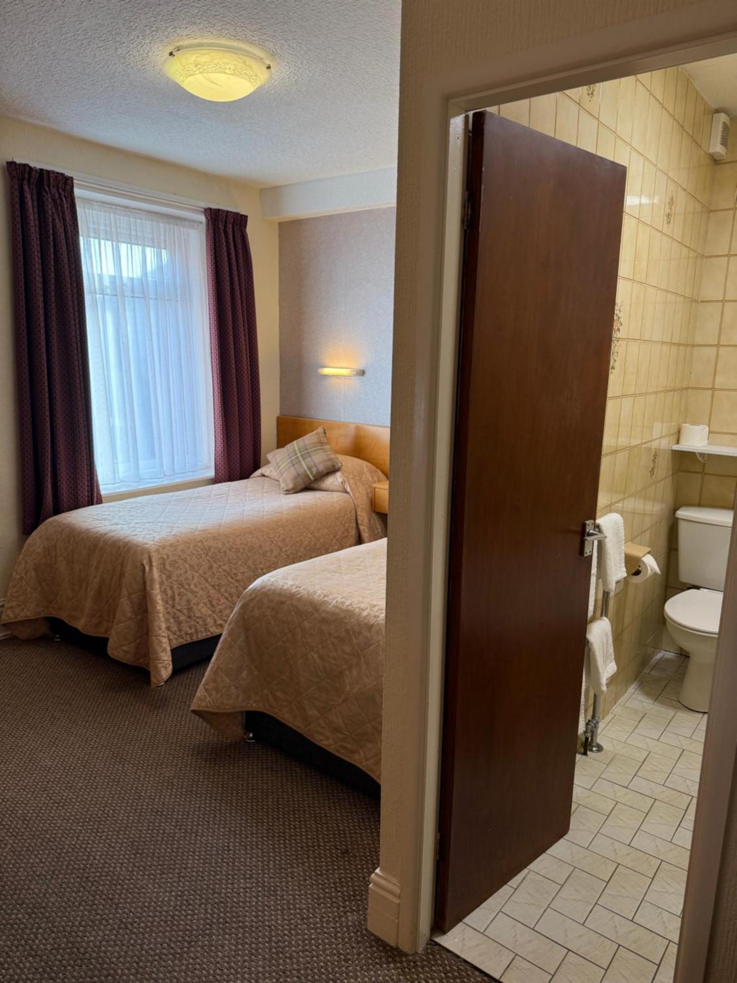 Hotel Adelaide House - Opposite Winter Gardens, Town Centre 3*