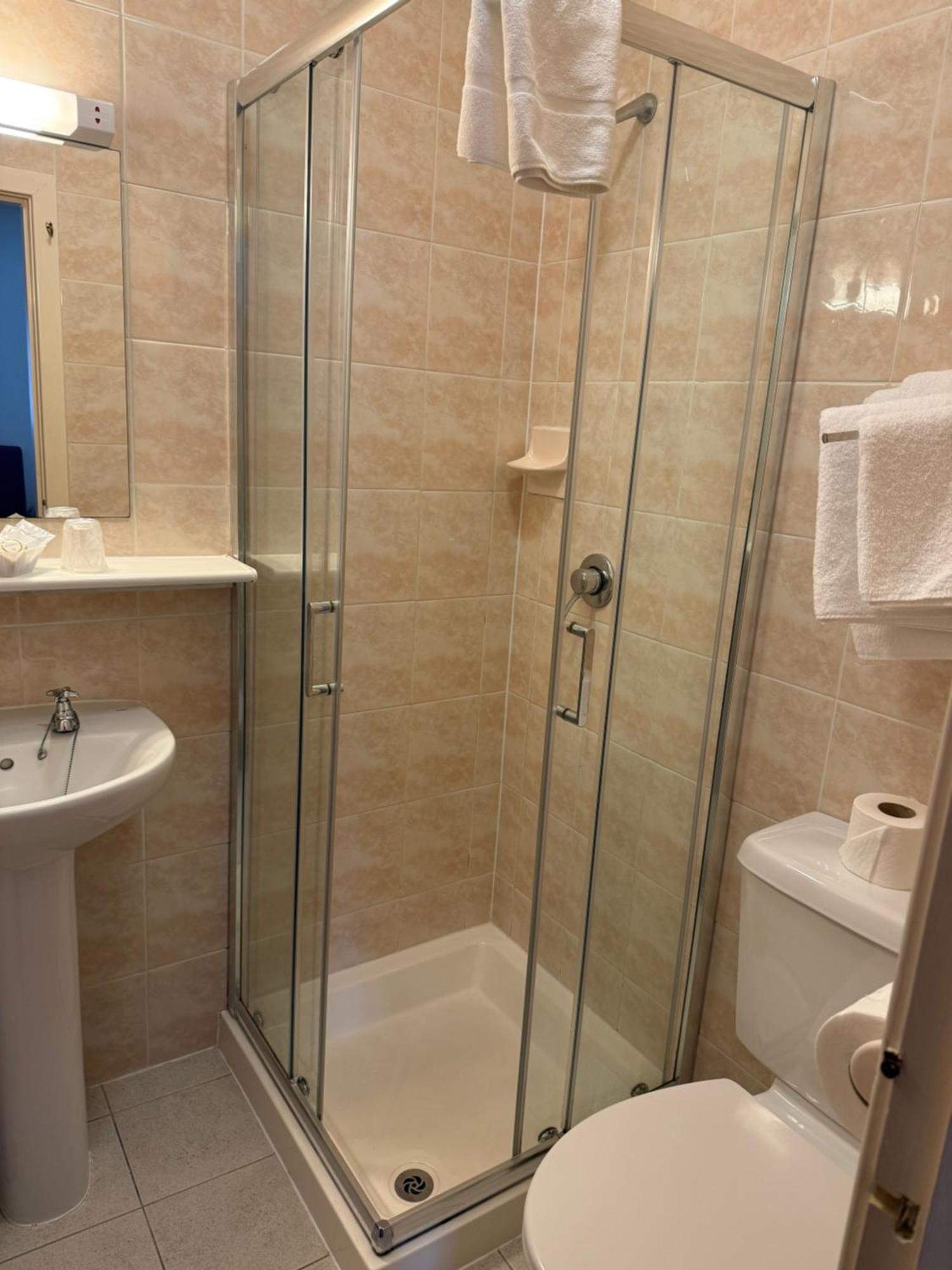 Hotel Adelaide House - Opposite Winter Gardens, Town Centre